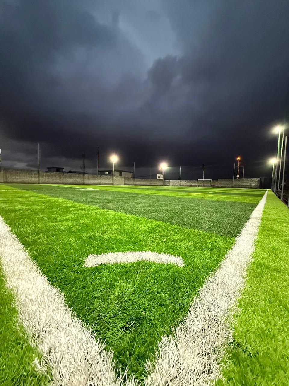 Cancha sintética de Arena Castell iluminada al atardecer