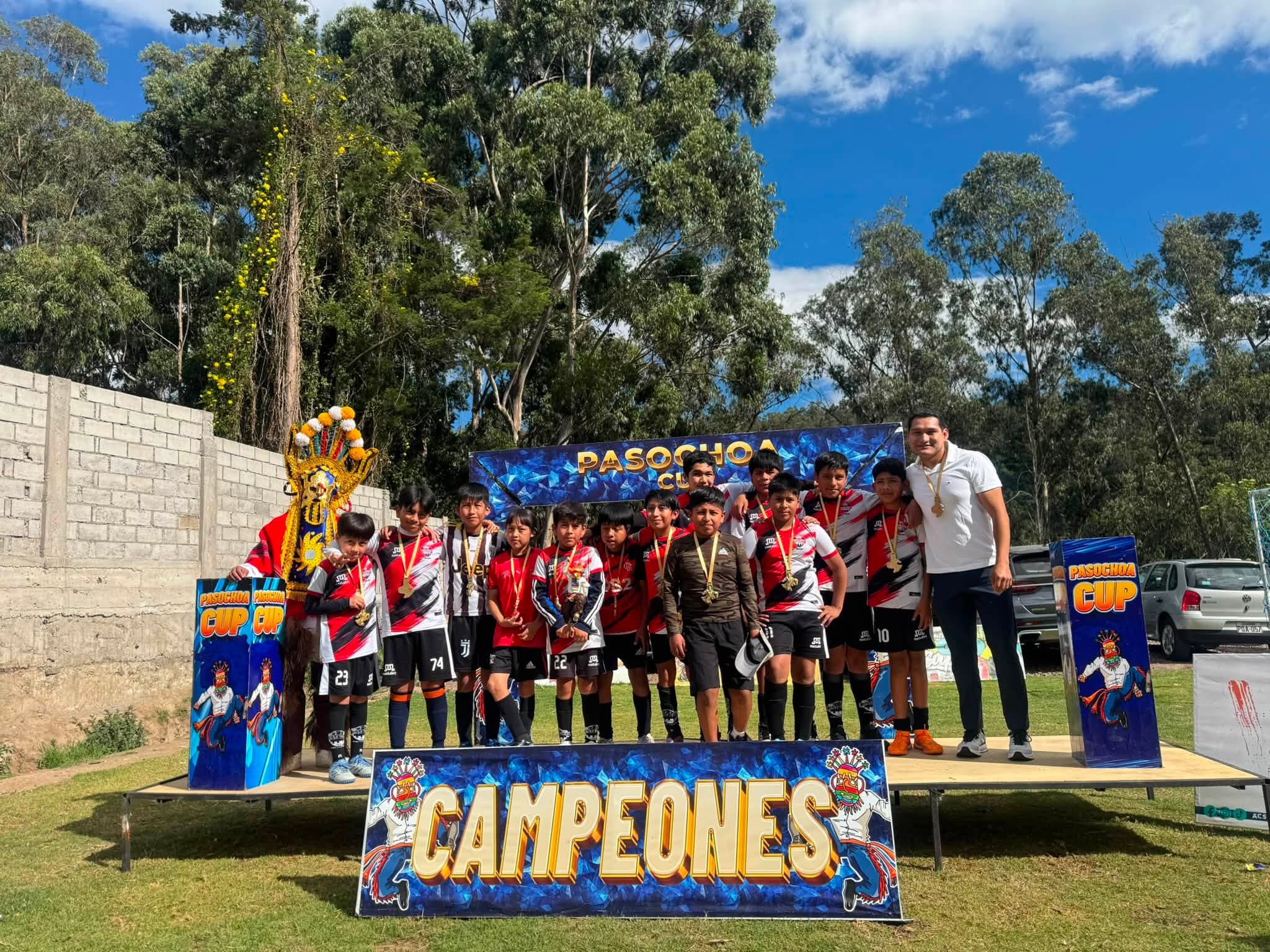 Jugadores y entrenador de Chaca Amaguaña en una premiación